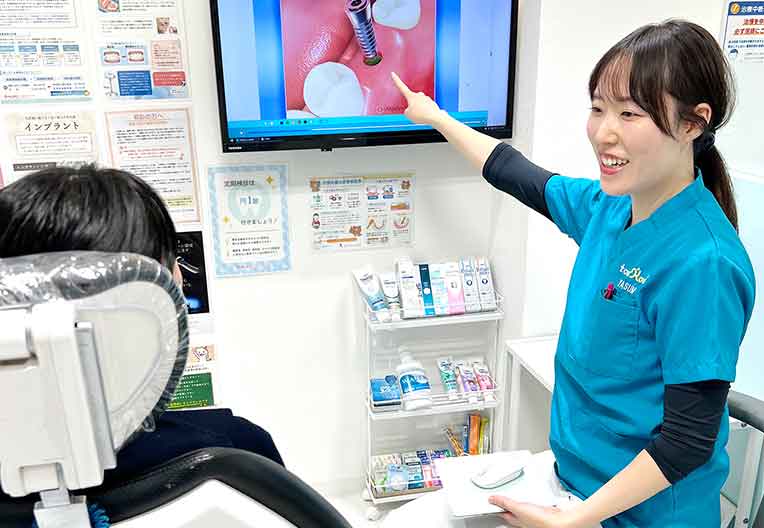 歯科医師 安本 真奈