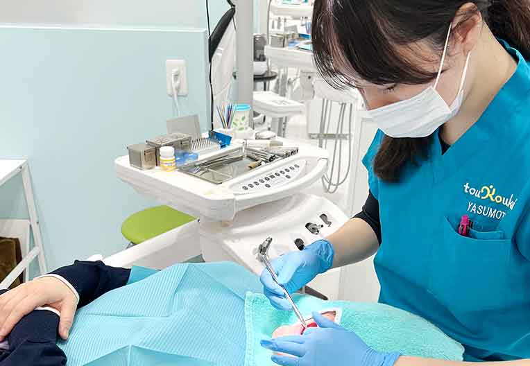 歯科医師 安本 真奈