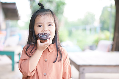 子どもの歯を虫歯にさせないおやつの与え方とは？